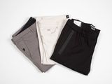 trois paires de pantalons pour homme sur fond blanc