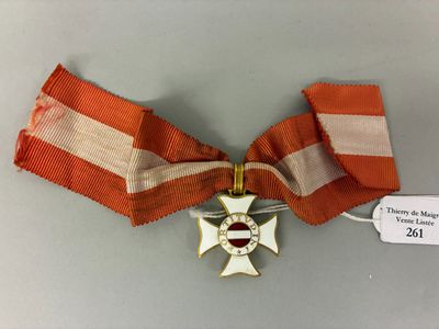 un ruban rayé orange et blanc orné d'une croix dorée