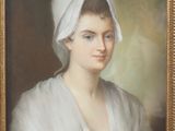 portrait d'une femme portant un châle blanc et un foulard blanc sur la tête