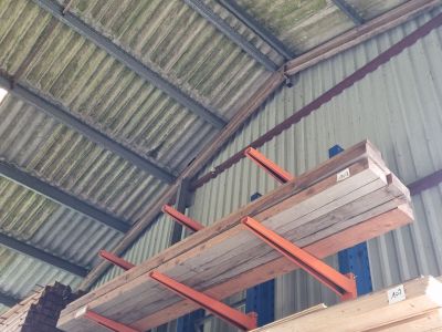 une étagère suspendue au plafond d'un immeuble