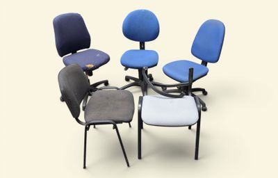 trois chaises de bureau sont disposées en cercle sur un fond blanc