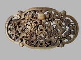 une sculpture en bois représentant un dragon et d'autres animaux, exposée