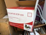 une boîte posée sur une pile de boîtes