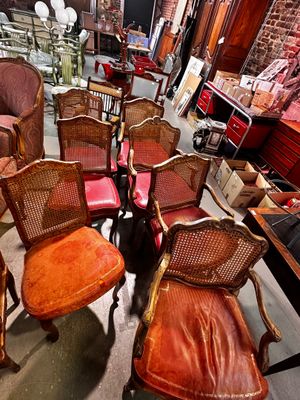 de nombreuses chaises et tables dans une pièce aux murs en briques