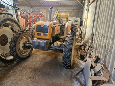 un tracteur garé à l'intérieur d'un bâtiment