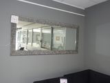 un miroir accroché au mur dans le coin d'une pièce
