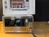 un micro-ondes posé sur une table en bois