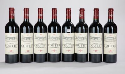 six bouteilles de vin rouge sont alignées