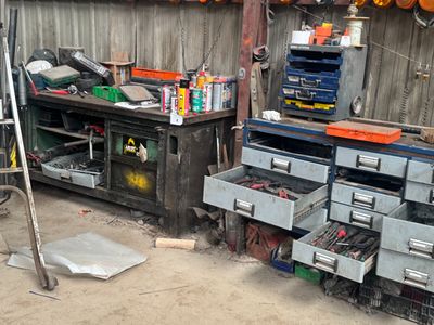 un garage rempli d'outils et de matériel