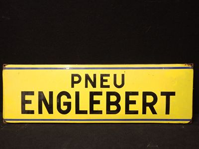 un panneau jaune sur lequel est inscrit « Pineu Englebertt »