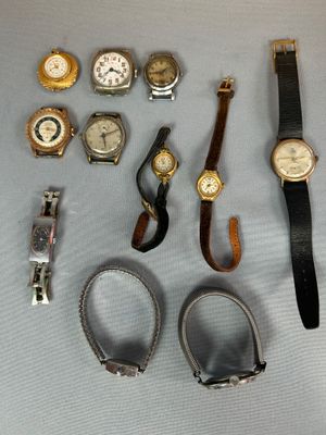 un grand nombre de montres posées sur une table