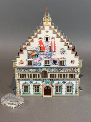 une petite maison de poupées surmontée d'un drapeau