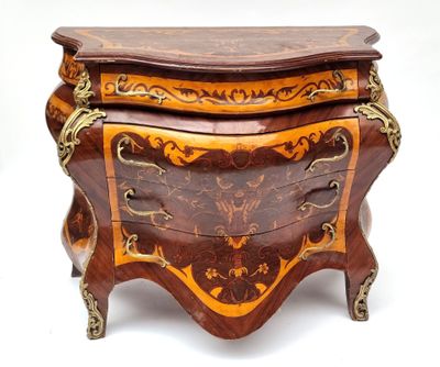 Commode de style Rococo, galbée en bois vernis façon marquet…