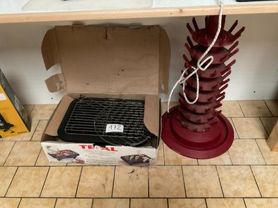 une boîte posée par terre, avec une grille à l'intérieur