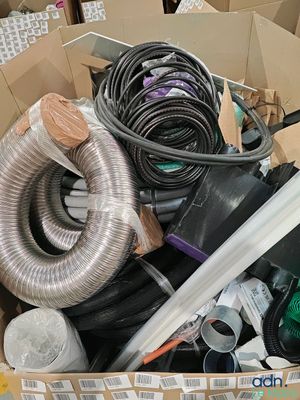 une boîte en carton remplie de matériel électrique divers