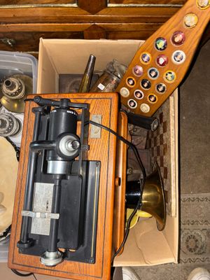une boîte en bois contenant une télécommande et d'autres objets