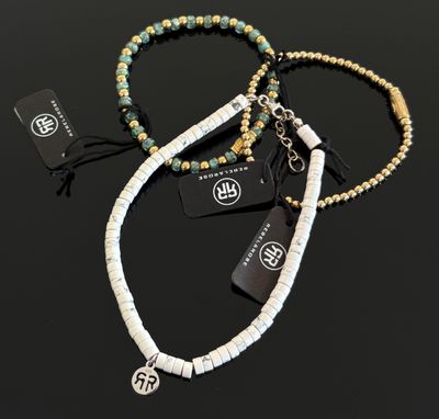 un gros plan d'un collier en perles muni d'une étiquette