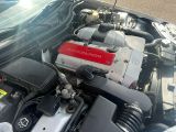 une photo d'un moteur de voiture avec le capot ouvert
