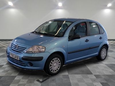 la photo d'une petite voiture bleue garée dans un garage