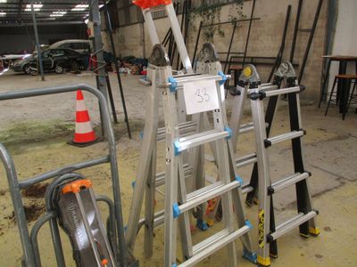 de nombreuses échelles entreposées dans un garage