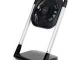 un ventilateur noir posé sur un pied, lui-même posé sur une surface blanche