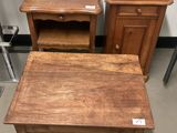 deux tables en bois et une petite table surmontée d'un tiroir