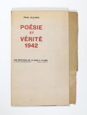gros plan d'un livre sur une surface blanche