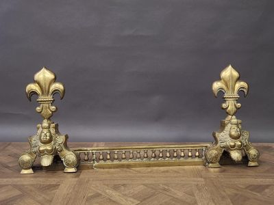 paire de bougeoirs anciens français en laiton, ornés de fleurs de lys