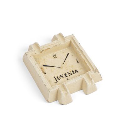 une photo d'une horloge fabriquée à partir de cendriers, sur laquelle est inscrit le mot « junenia »