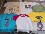 de nombreux t-shirts posés sur un chariot