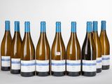 six bouteilles de vin alignées sur une table