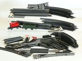 de nombreux circuits de trains miniatures sur une surface blanche