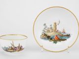 deux assiettes et un bol sur lesquels est représenté un château