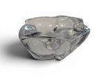 un bol en verre transparent contenant un diamant