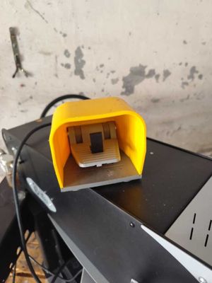 un petit objet jaune posé sur une table noire