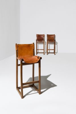 deux fauteuils en cuir marron dans une pièce blanche aux murs blancs