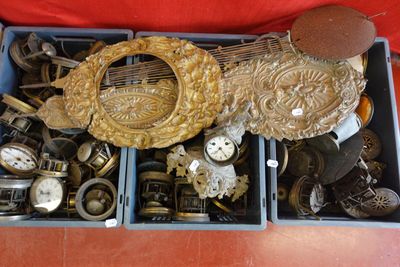 une boîte remplie d'objets assortis sur une table