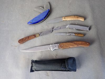 Plusieurs types de couteaux sont disposés sur une table
