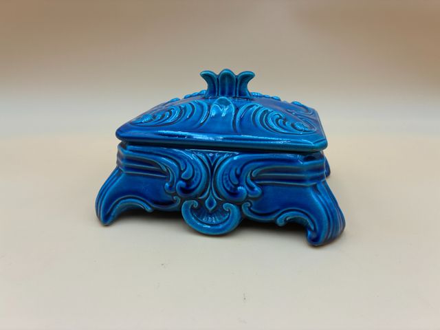 SAINT CLEMENT. Coffret en faïence bleu. Signé. 18x14, Hauteur : 1
