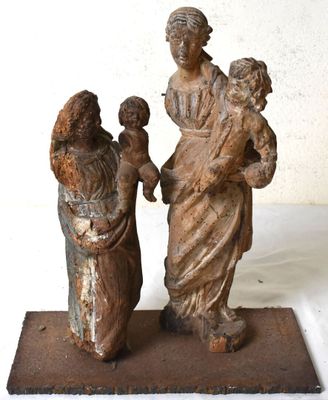 statue représentant une femme tenant un enfant dans ses bras et un homme tenant un bébé