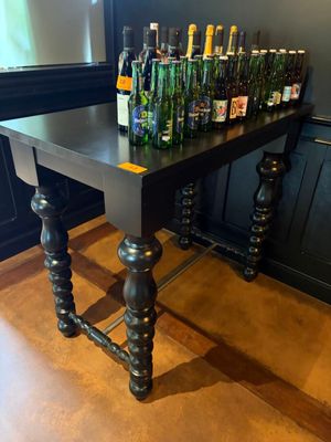 une table sur laquelle sont posées plusieurs bouteilles