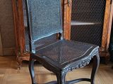 une chaise placée devant une armoire