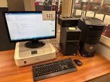 un ordinateur de bureau posé sur une table avec un clavier et une souris