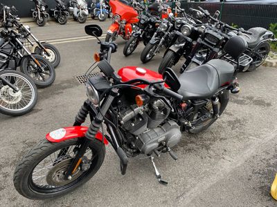 de nombreuses motos garées les unes à côté des autres sur un parking