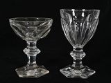 deux verres à pied en verre transparent posés sur une table noire