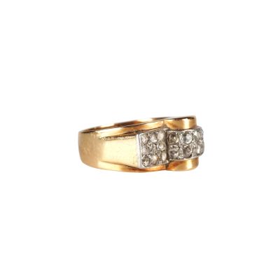 gros plan d'une bague en or et diamants sur fond blanc
