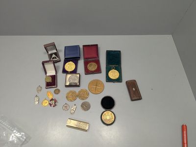 de nombreuses médailles d'or et d'autres objets posés sur la table