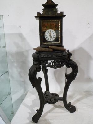une petite table surmontée d'une horloge
