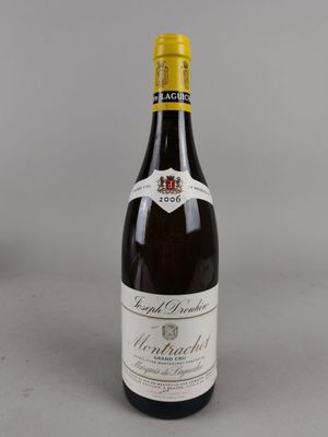 gros plan d'une bouteille de vin posée sur une table