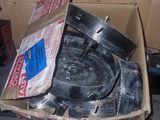une boîte en carton contenant une pile de vieux disques